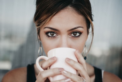 女人喝白咖啡杯
